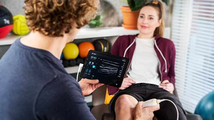 Arts controleert op een tablet het echografiebeeld van een pati&euml;nt