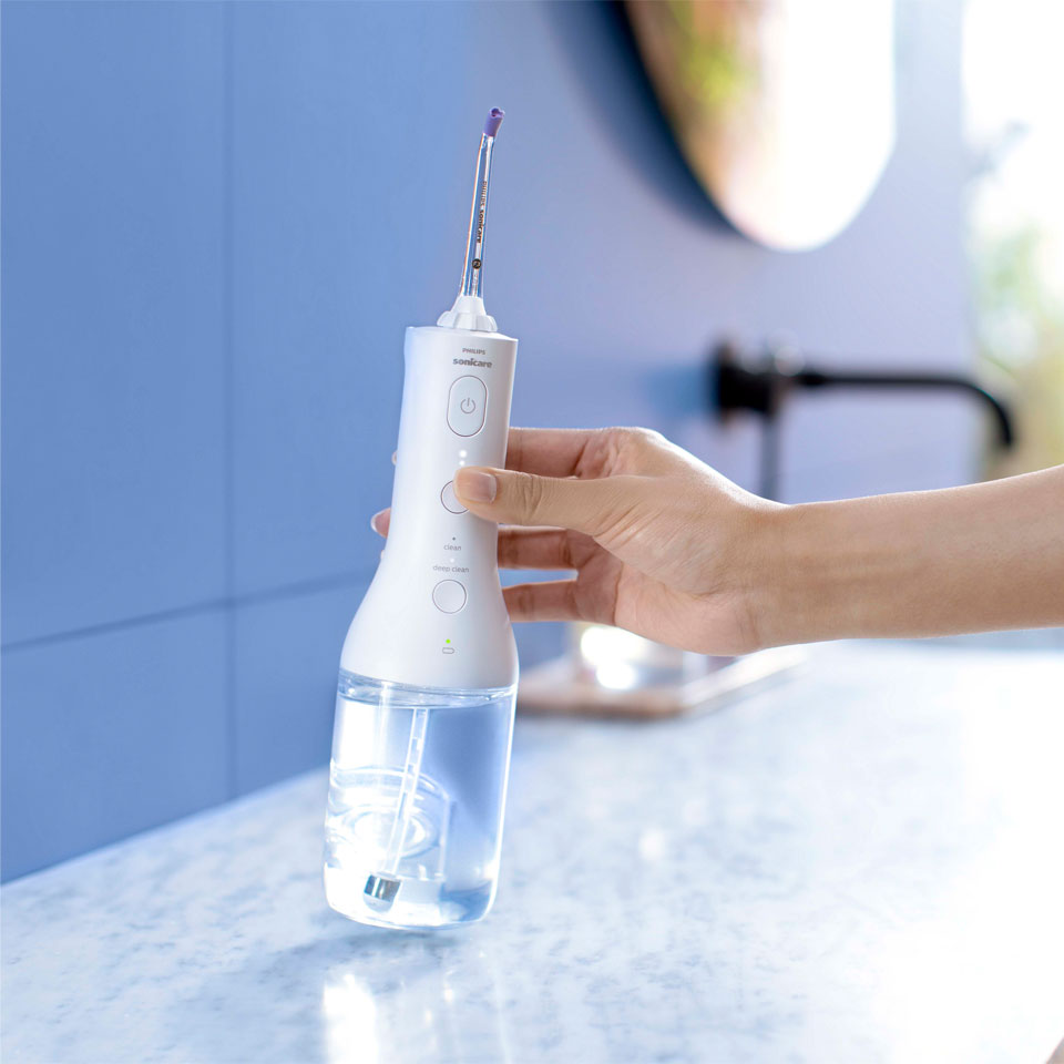 De draadloze Power Flosser wordt van het werkblad gepakt